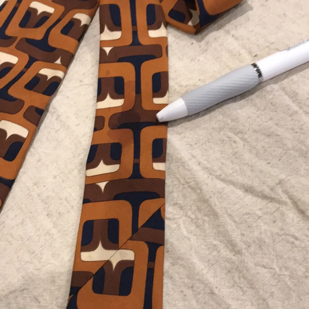 Rare Vintage Gucci Wide Silk Tie in Retro Pattern - Picture 12 of 13